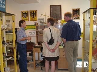 Heinrich Stauffer mit Besuchern vor der Poststelle-II-Einrichtung aus Bechenheim