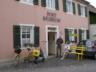 Postmuseum Erbes-Büdesheim mit Postfahrrad und Postkarre