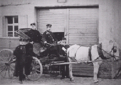 Fahrender Briefträger vor der Postagentur in Weinheim um 1900